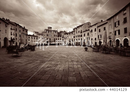 Piazza dell Anfiteatro Piazza dell Anfiteatro 44014129