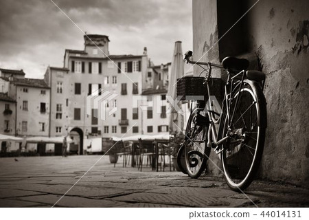 Piazza dell Anfiteatro with bike 44014131