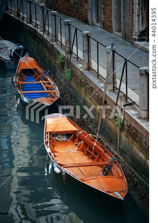 Venice boat alley 44014395