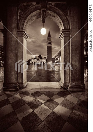 Piazza San Marco hallway night view 44014478