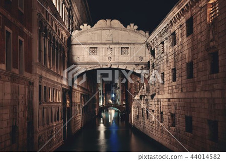 Bridge of Sighs at night Bridge of Sighs at night 44014582