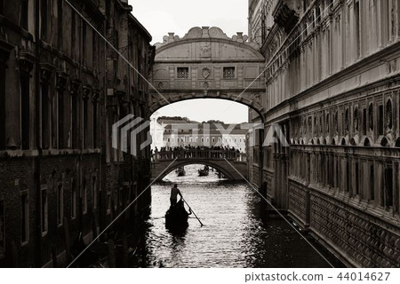 Bridge of Sighs and gondola 44014627