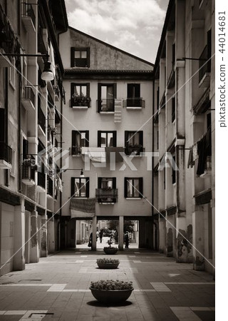 Venice Alley View 44014681
