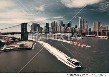 Brooklyn Bridge and downtown Manhattan 44014697