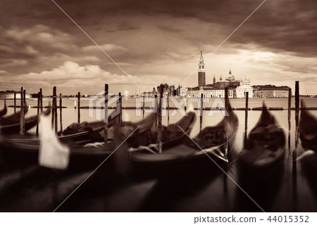 Gondola and San Giorgio Maggiore island overcast 44015352
