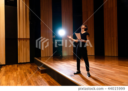 Male acting 44015999