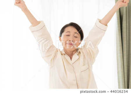 Comfortable awakening 44016234