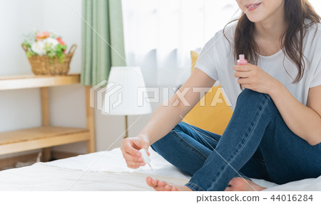 Women who do nail care 44016284