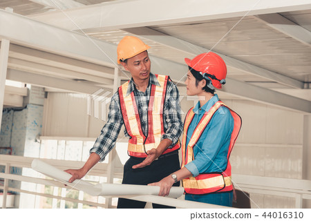 Portrait of engineering teamwork  44016310