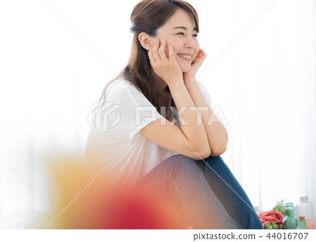 Relaxing woman 44016707