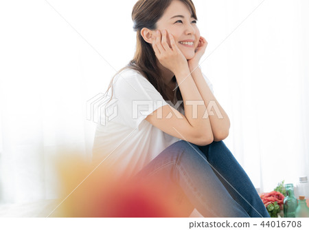 Relaxing woman 44016708