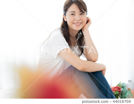 Relaxing woman 44016709