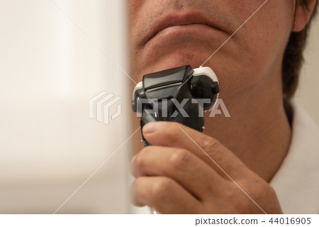 剃中年男子鏡子 44016905