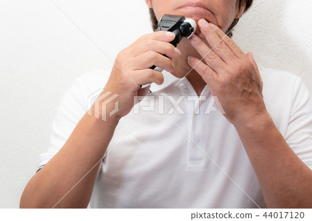 中年男子剃須 44017120