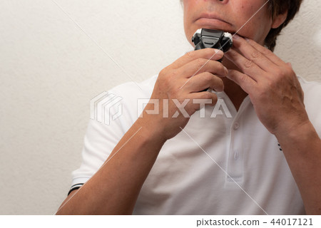 Middle aged men shaving 44017121