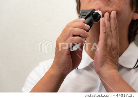 Middle aged men shaving 44017123