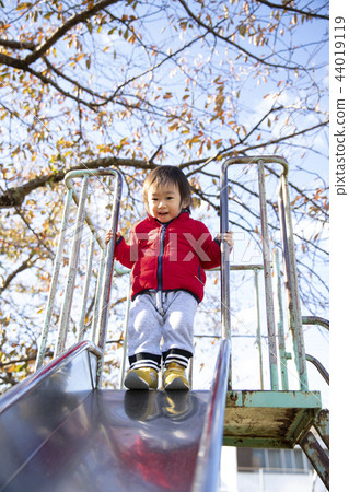 走在秋天 44019119