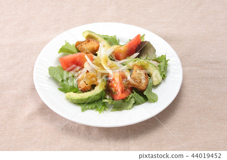 Avocado and tomato salad 44019452