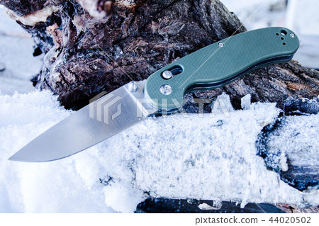 Knife with a green handle. 44020502