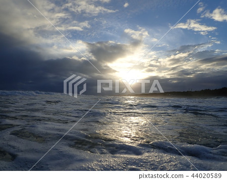 Sea of sunset 44020589