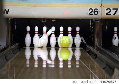 Bowling pins and balls 44020657