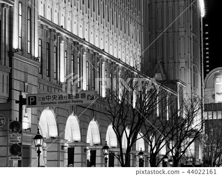 Kobe Motomachi The lighted up Daimaru Kobe store (monochrome) 44022161
