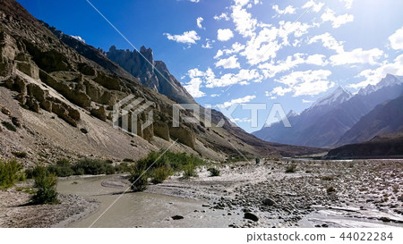 Trekking along the Braldu River in the Karakorum Trekking along the Braldu River in the Karakorum 44022284