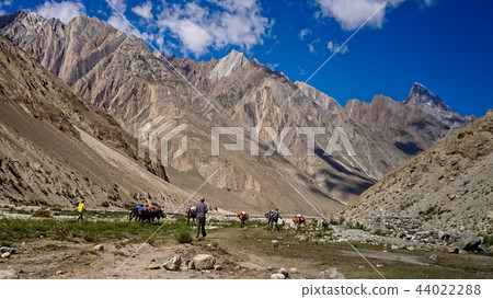 Trekking along the Braldu River in the Karakorum  44022288