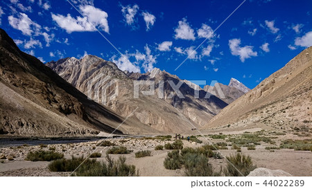 Trekking along the Braldu River in the Karakorum  44022289