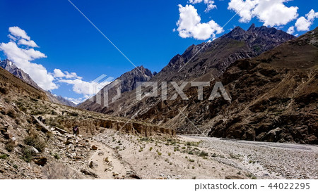 Trekking along the Braldu River in the Karakorum Trekking along the Braldu River in the Karakorum 44022295