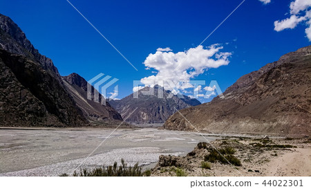 Trekking along the Braldu River in the Karakorum Trekking along the Braldu River in the Karakorum 44022301