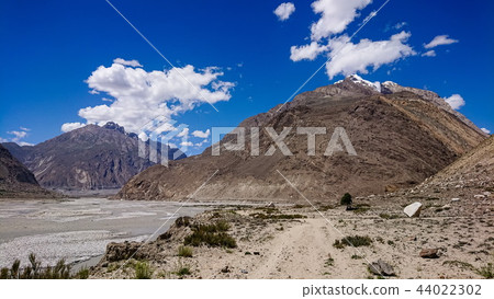 Trekking along the Braldu River in the Karakorum Trekking along the Braldu River in the Karakorum 44022302