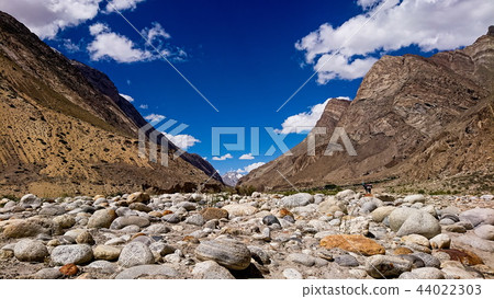 Trekking along the Braldu River in the Karakorum  44022303
