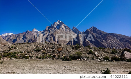 Trekking along the Braldu River in the Karakorum Trekking along the Braldu River in the Karakorum 44022311