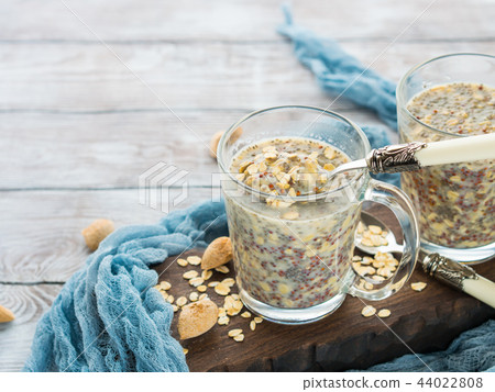 Overnight oat quinoa porridge with coconut milk Overnight oat quinoa porridge with coconut milk 44022808
