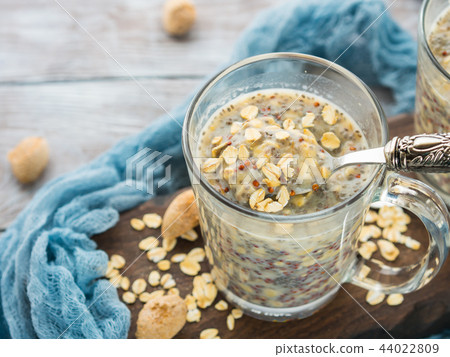 Overnight oat quinoa porridge with coconut milk Overnight oat quinoa porridge with coconut milk 44022809