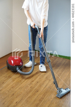 Cleaning with a vacuum cleaner 44023101