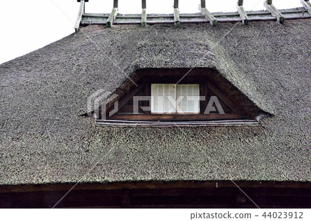 The light of the thatched roof 44023912