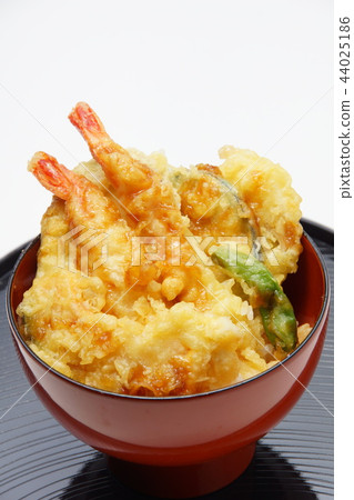 Bowl of rice and fried fish 44025186