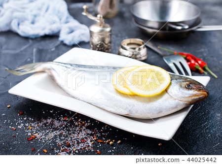 raw dorada 44025442