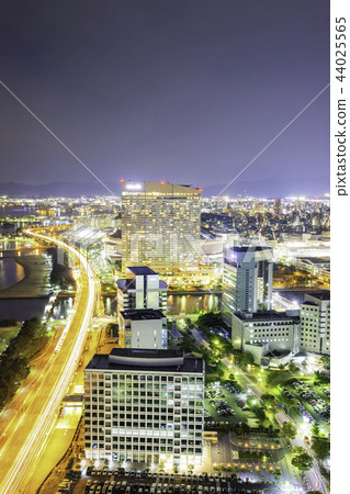 從福岡塔看到的福岡市的美妙夜景 從福岡塔看到的福岡市的美妙夜景 44025565