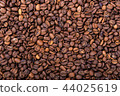 Roasted arabica coffee beans background or texture 44025619