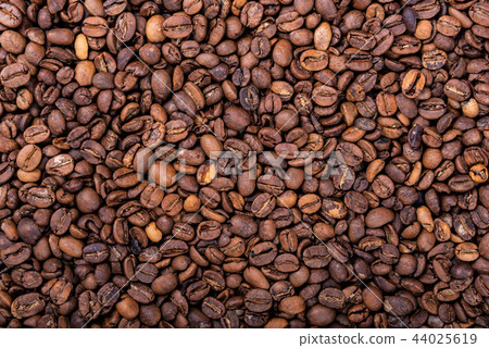 Roasted arabica coffee beans background or texture 44025619