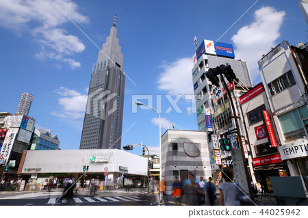日本的東京都市風景參觀代代木站和NTT DoCoMo代代木大廈等都市風景 日本的東京都市風景參觀代代木站和NTT DoCoMo代代木大廈等都市風景 44025942