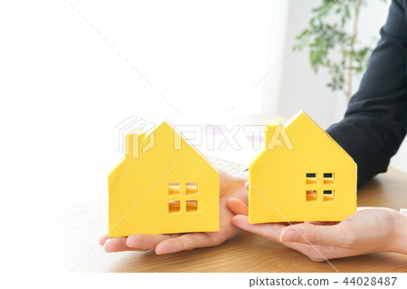 Business Woman Doing Real Estate Business Business Woman Doing Real Estate Business 44028487