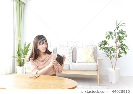 A young lady who calculates households 44028910