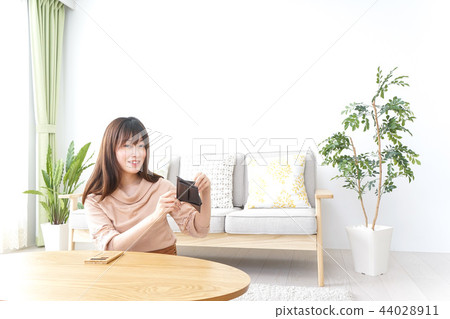 A young lady who calculates households 44028911