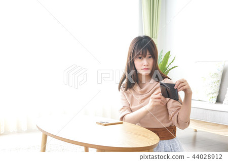 A young lady who calculates households 44028912