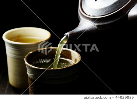 Green tea poured 44029089
