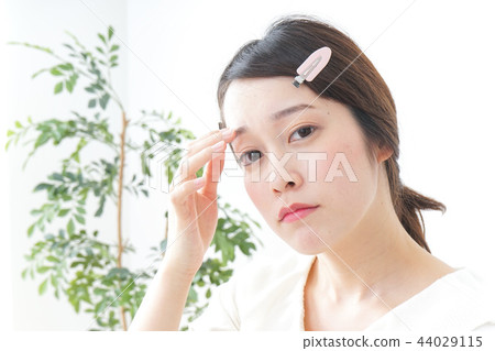 一名年輕女子正在做皮膚護理 44029115